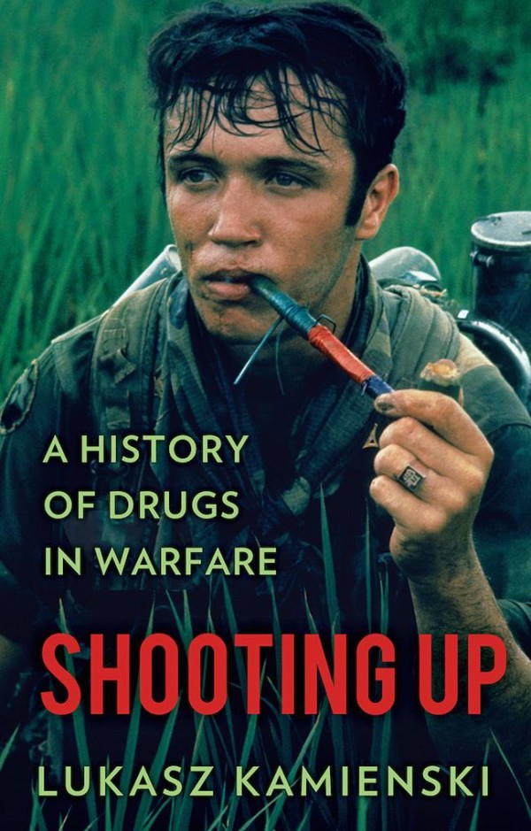 Lukasz Kamienski 所著的歷史書，Shooting Up: A History of Drugs in Warfare 圖片來源：亞馬遜