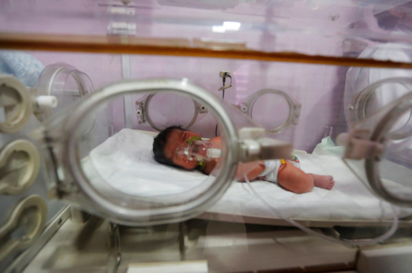 在戰亂地區，嬰兒也要面對生命危險。 圖片來源：路透社