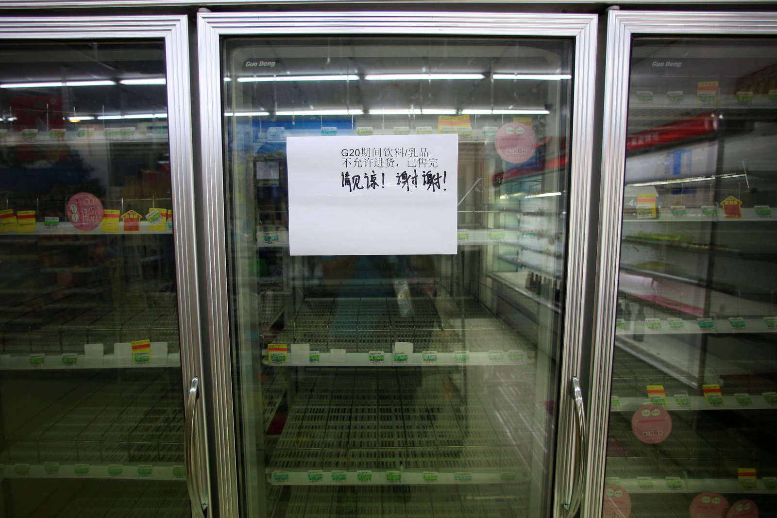 西湖區內，飲品及乳製品被禁入貨，有便利店賣光存貨後，只能唱起「空櫃計」。圖片來源：路透社