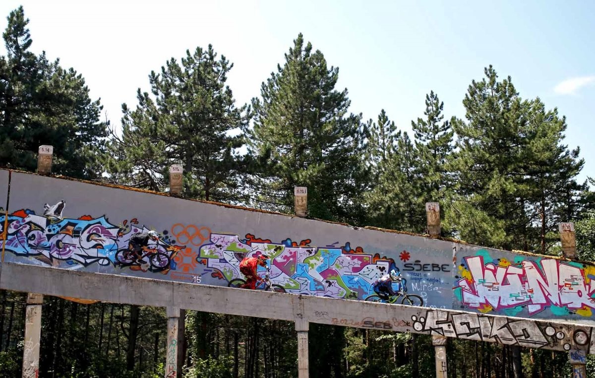 當年的雪橇比賽場地，現在賽道畫滿塗鴉，有時被用作BMX 單車比賽場地。圖片來源：路透社