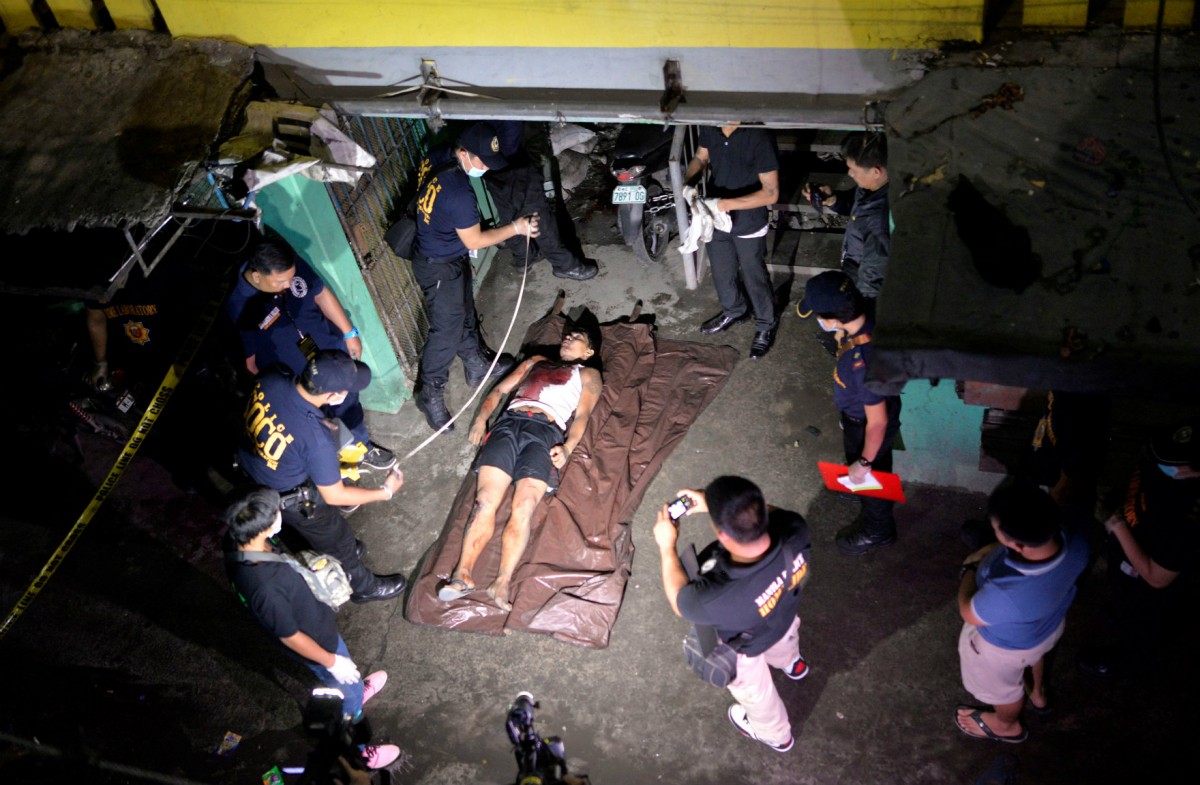 菲律賓警察及治安隊有權向疑似毒販及癮君子施加暴力，毋須經過司法程序。截至目前，緝毒行動已造成逾 1,800 人死亡。　圖片來源：路透社