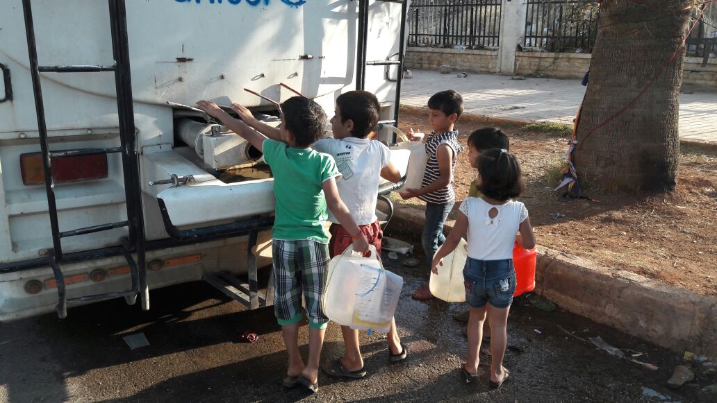 敍利亞小孩空襲暫時從水車取用食水。©Oxfam