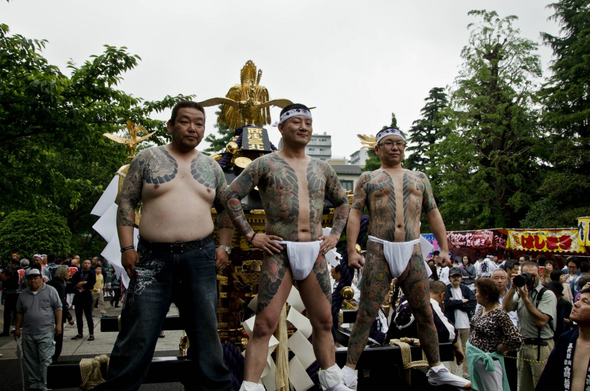 在東京三社祭秀出紋身的黑社會成員。圖片來源：Flickr / calatravamoreno