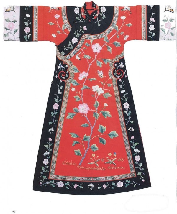 清代綢地刺繡獨枝花蝶紋氅衣 圖片來源：中國絲綢博物館