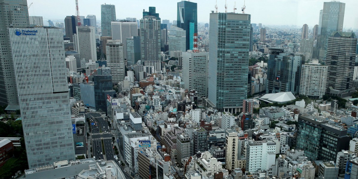 日本地景和洋雜處、新舊共融、高低不均。　圖片來源：路透社