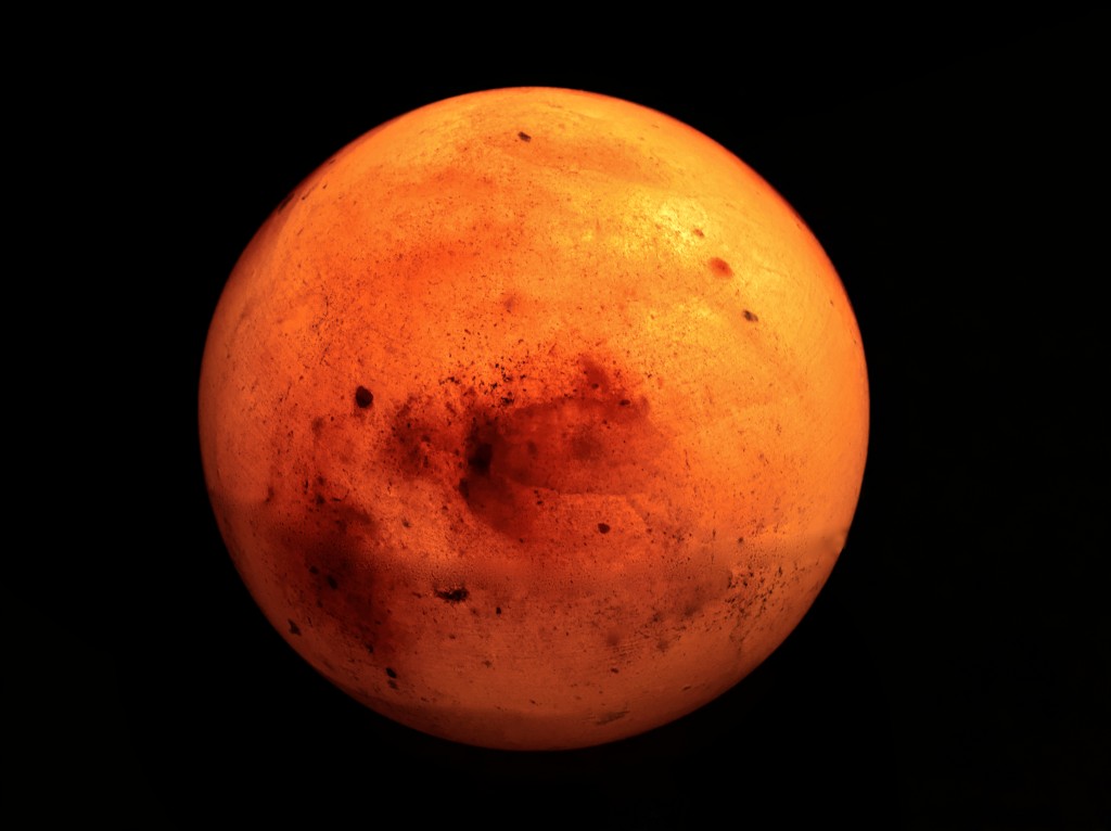 火星天空下午紅色，早晚藍色。一日 24 小時 40 分鐘，一年約莫地球兩年。