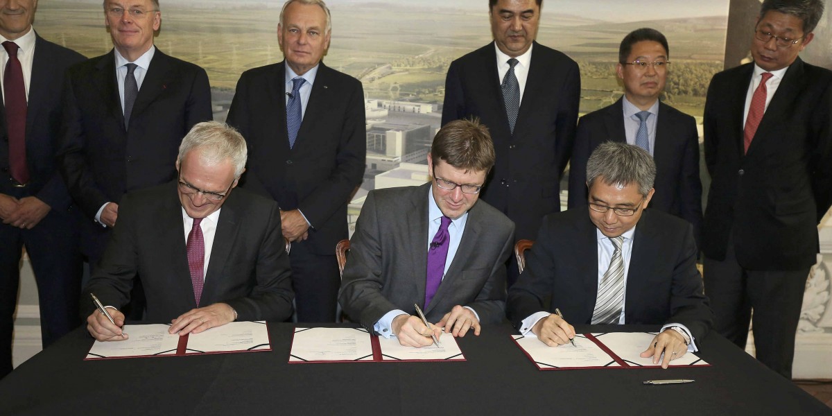 英、法、中三方官員於上月簽定核電廠興建合同。　圖片來源：路透社