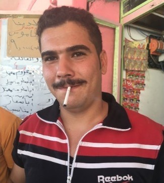 農夫 Abbas說：「在街上吸煙時，完全感受到自由。」　圖片來源：CNN