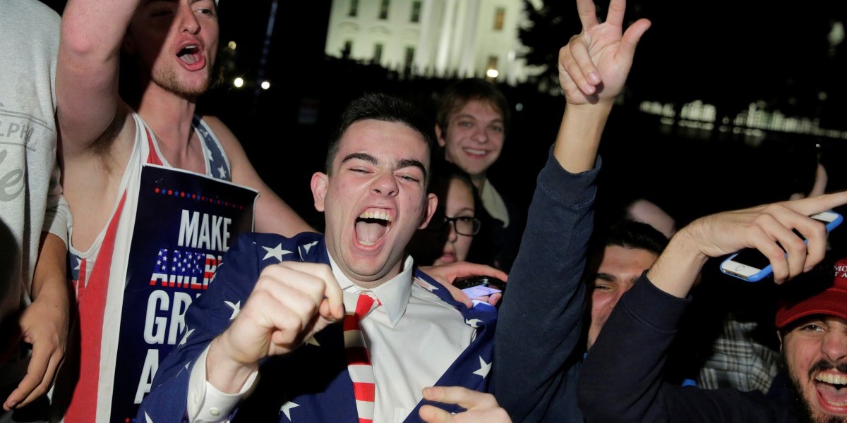 杜林普支持者在白宮門外慶祝杜當選第 45 任美國總統。　圖片來源：路透社