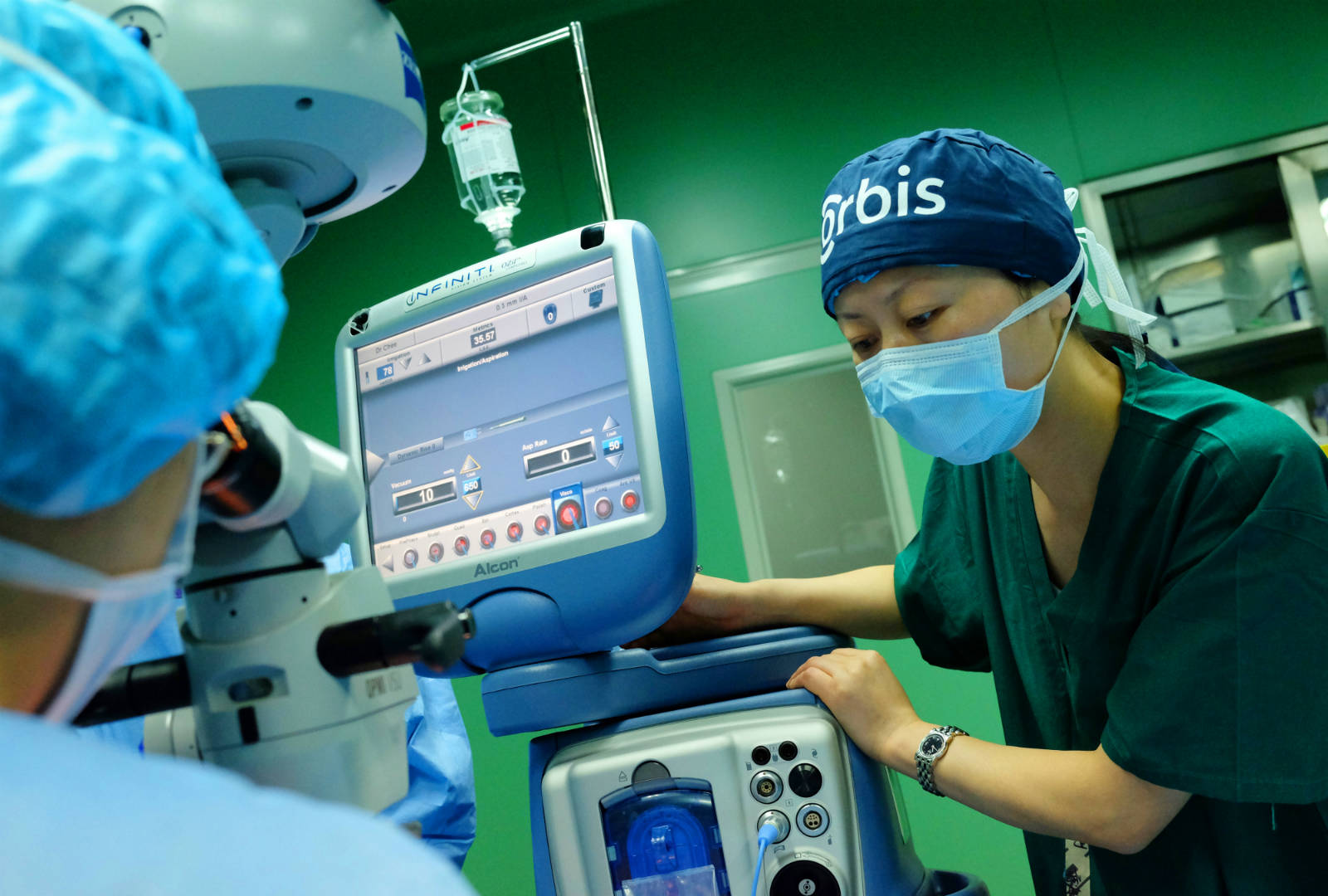 在 2014 年眼科飛機醫院的濟南救盲項目，劉小英在當地的夥伴醫院協助醫院進行白內障手術。