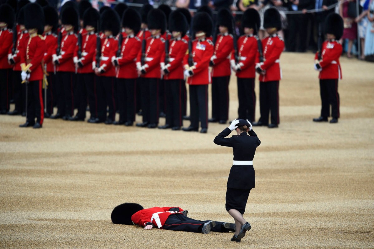 6 月 11 日 在慶祝伊麗莎白女王生日的倫敦衛兵巡遊中，一名衛兵不支暈倒。