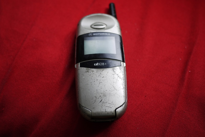 全球第一部中文化手機－－Motorola cd928「小海豚」－－源自孔毅一場事業豪賭。