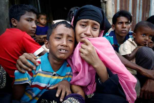 一對羅興亞母子在孟加拉邊境被逮捕，擔心要遣返緬甸，驚恐落淚。　圖片來源：路透社