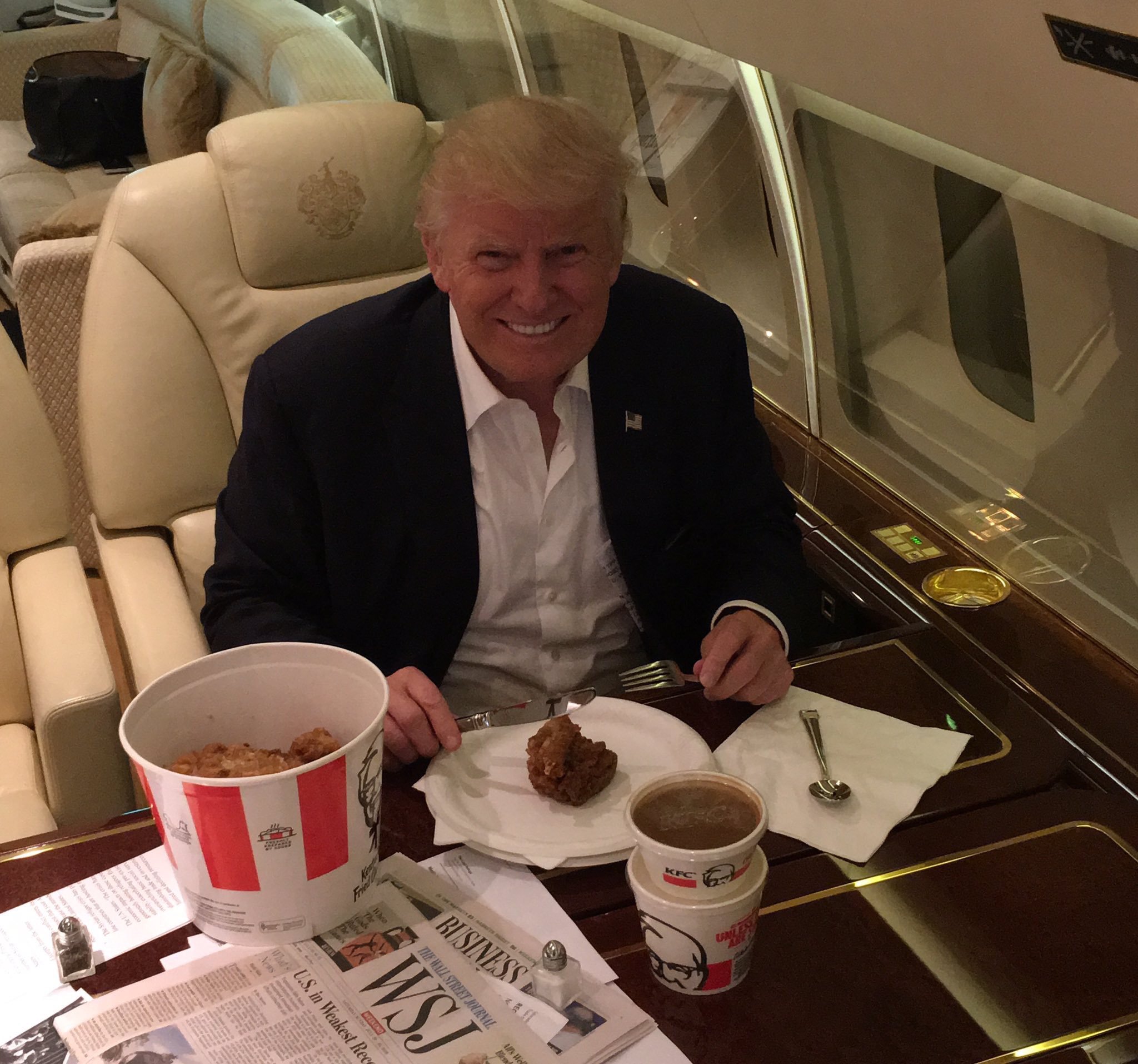 杜林普身坐私人飛機，不食貴價魚子醬，反吃快餐炸雞，口味認真獨特。圖片來源：Donald J. Trump/Twitter