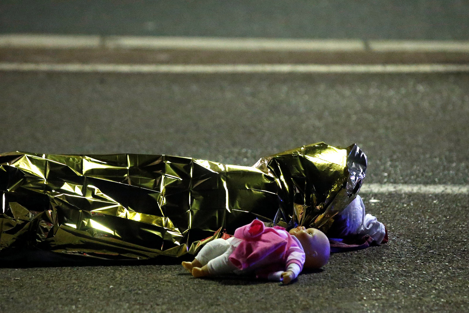 7 月 15 日，法國尼斯發生貨車衝撞人群事件，造成 84 人死亡，包括多名兒童。