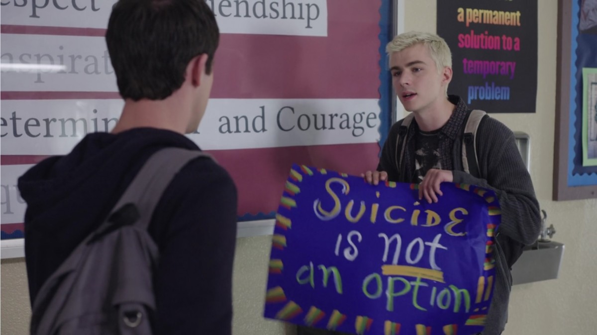 They think these are gonna save someone's life? "Suicide is not an option"? Clearly it is an option.......Why don't they put up a poster that says "Don't be a dick?"　美劇「13 Reasons Why」劇照。