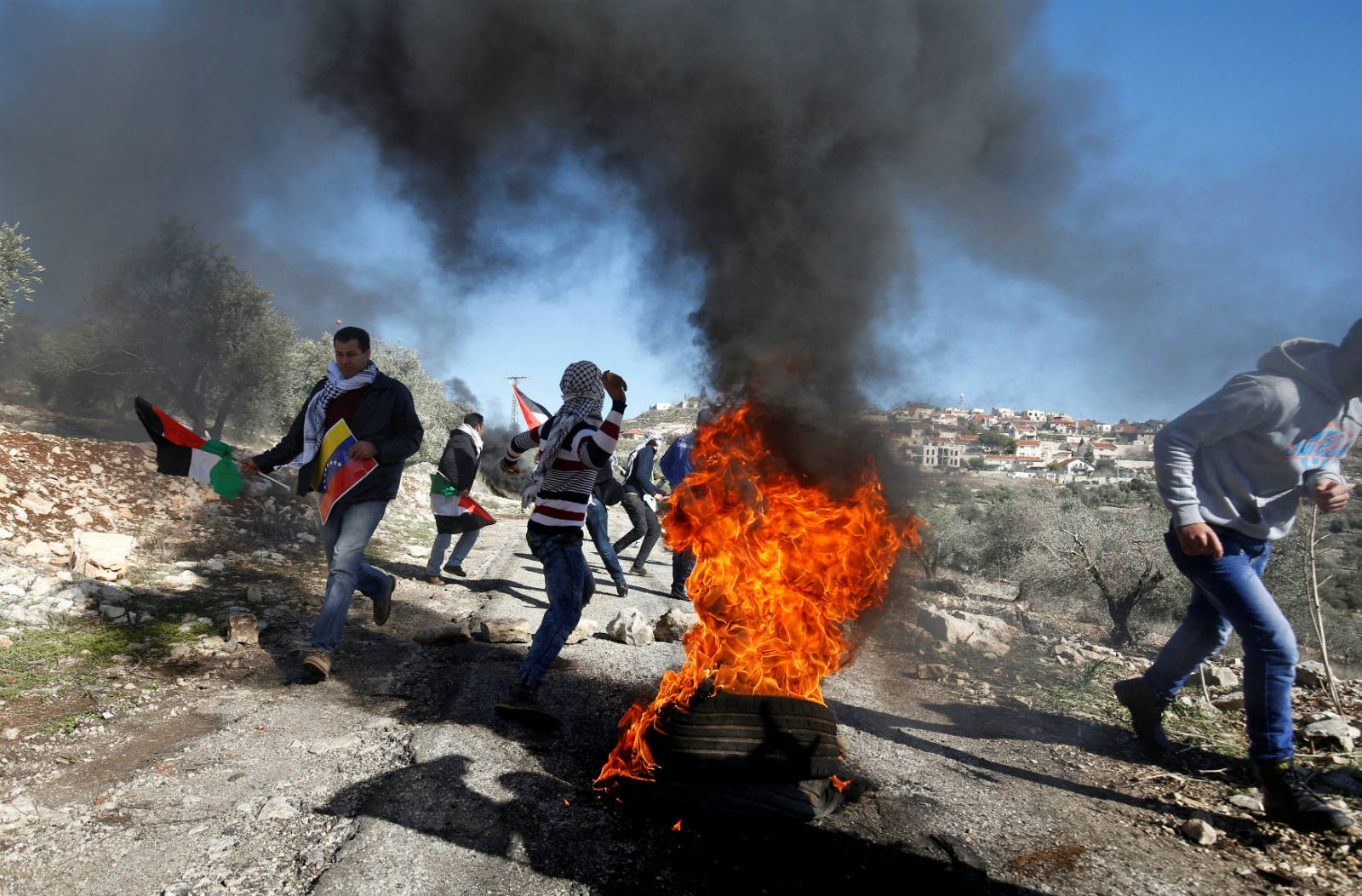 2016 年 12 月 30 日，巴勒斯坦人向在猶太人新的囤墾區附近向軍隊示威。 圖片來源：路透社