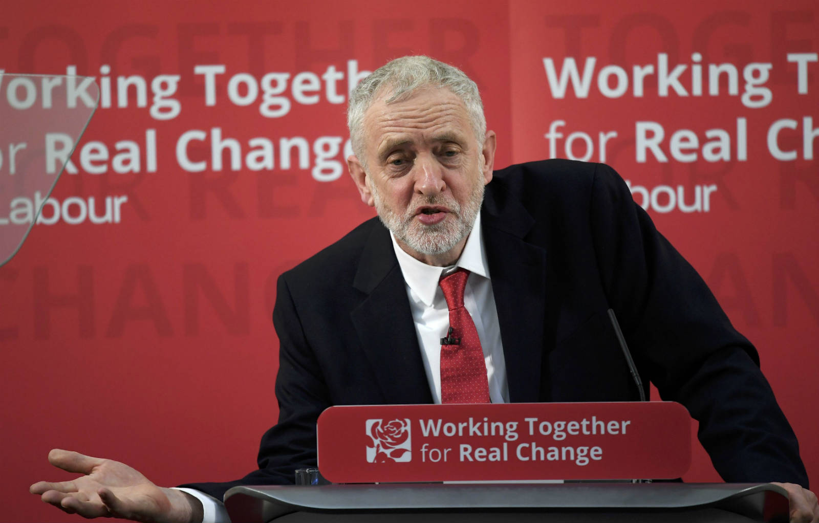 工黨領袖 Jeremy Corbyn 提出限制收入水平。　圖片來源：路透社