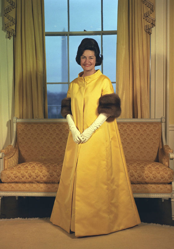 Bird Johnson 一襲鮮黃色禮裙，為經歷總統慘遭暗殺的美國，重新帶來朝氣。　圖片來源：美國歷史國家博物館
