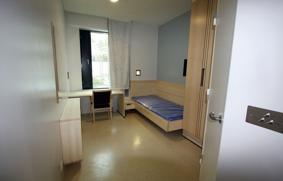 哈爾登監獄設有 251 間囚室，每間房大 12.2 平方米大，裡面的木製家具是由挪威 Ringerike 監獄的工作室製造。　圖片來源：Teknisk Ukeblad