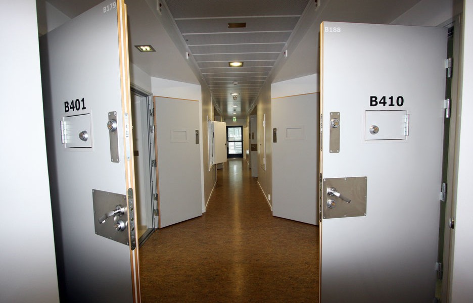 囚室外的走廊　圖片來源：Teknisk Ukeblad