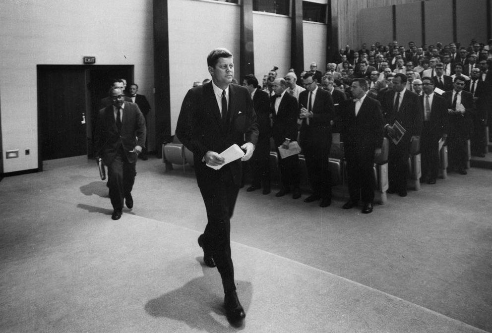 約翰甘迺迪的西裝，既合身舒適，亦不失時尚品味，堪稱政壇經典。圖片來源：約翰甘迺迪總統圖書館暨博物館