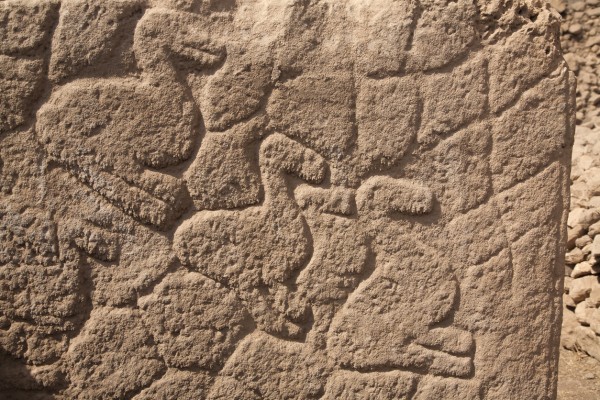 距今 12,000 年前的石柱上刻有人類與動物的形象。　圖片來源：iStock