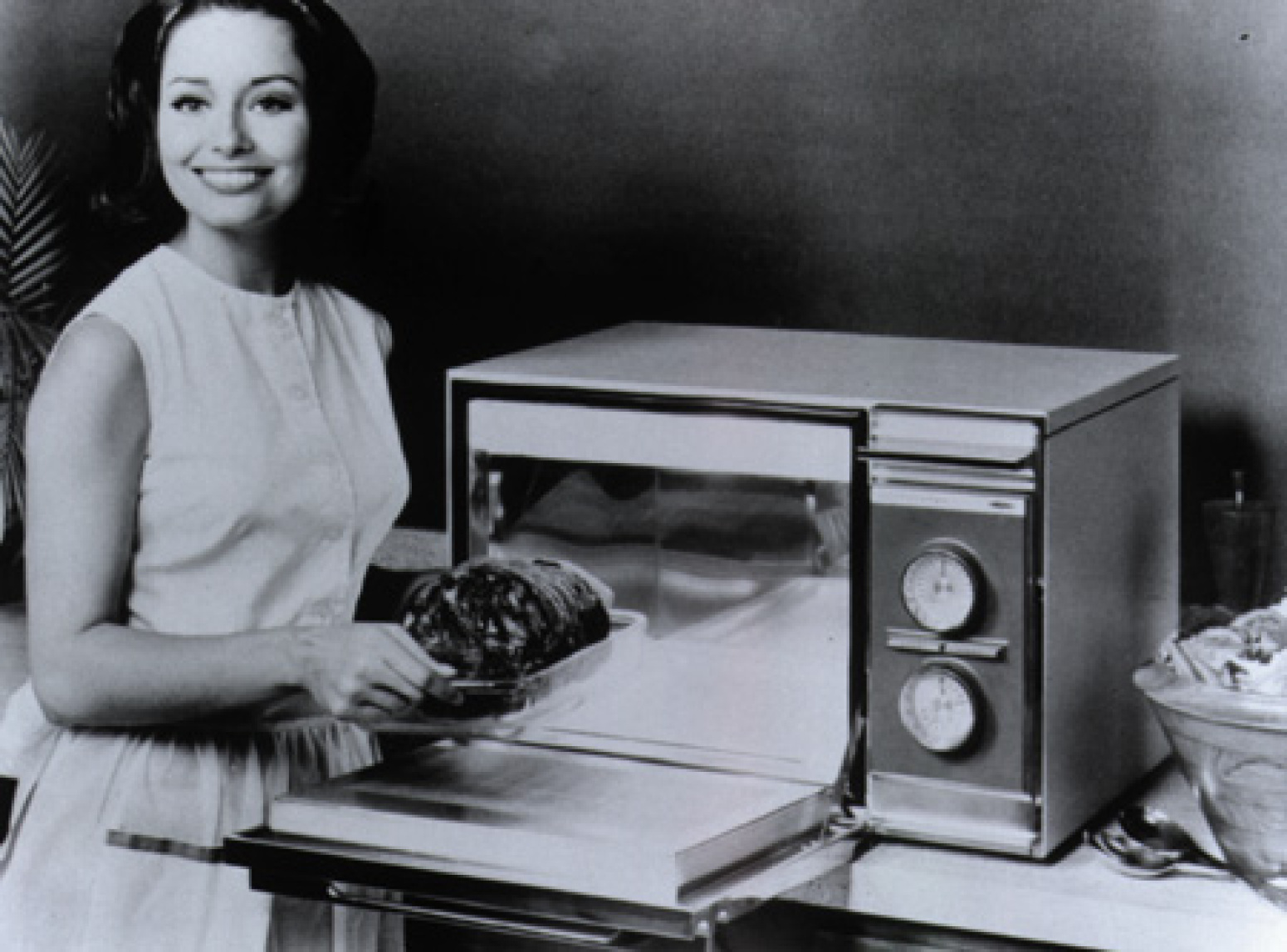 1960 年代，Amana 出產首部微波爐時的廣告。 