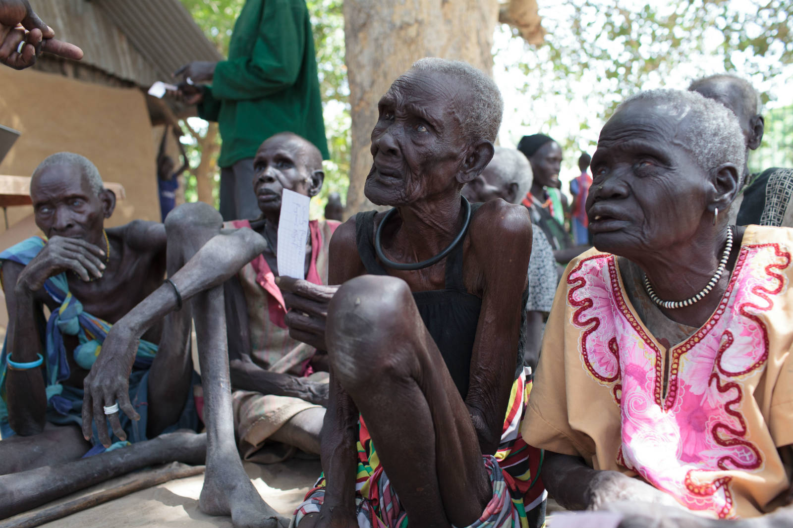 面對饑荒的南蘇丹人，在人道救援登記處等候救援。部分災民身體虛弱無力，需由家人攙扶到場。（攝影：Bruno Bierrenbach Feder/Oxfam）