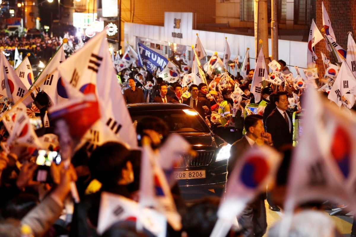 朴槿惠遷回舊居時得支持者夾道相迎。　圖片來源：路透社