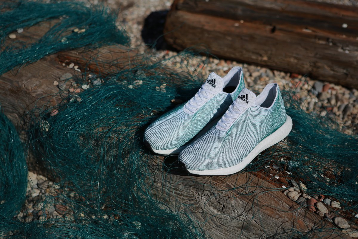 Adidas 與環保團體 Parley for the Oceans 合作，推出由海中塑膠廢物所造的波鞋。圖片來源：Adidas