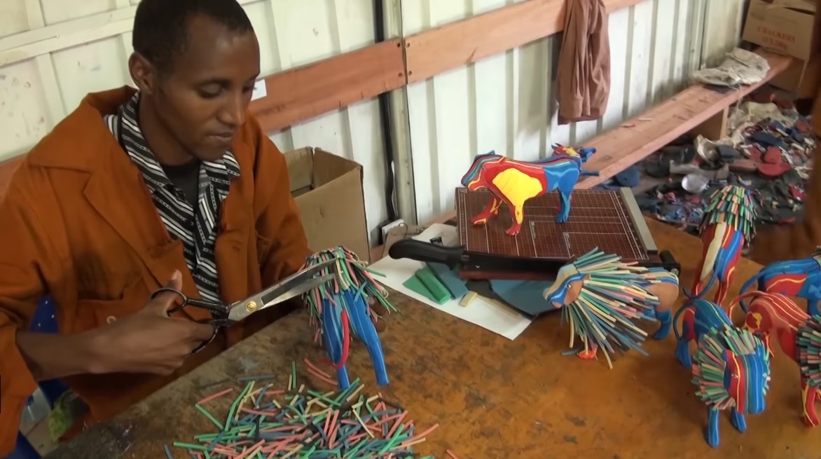 Ocean Sole 培訓當地人成為工匠，以拾獲的人字拖當原料，造成繽紛的工藝品發售。圖片來源：Video Journalist Africa
