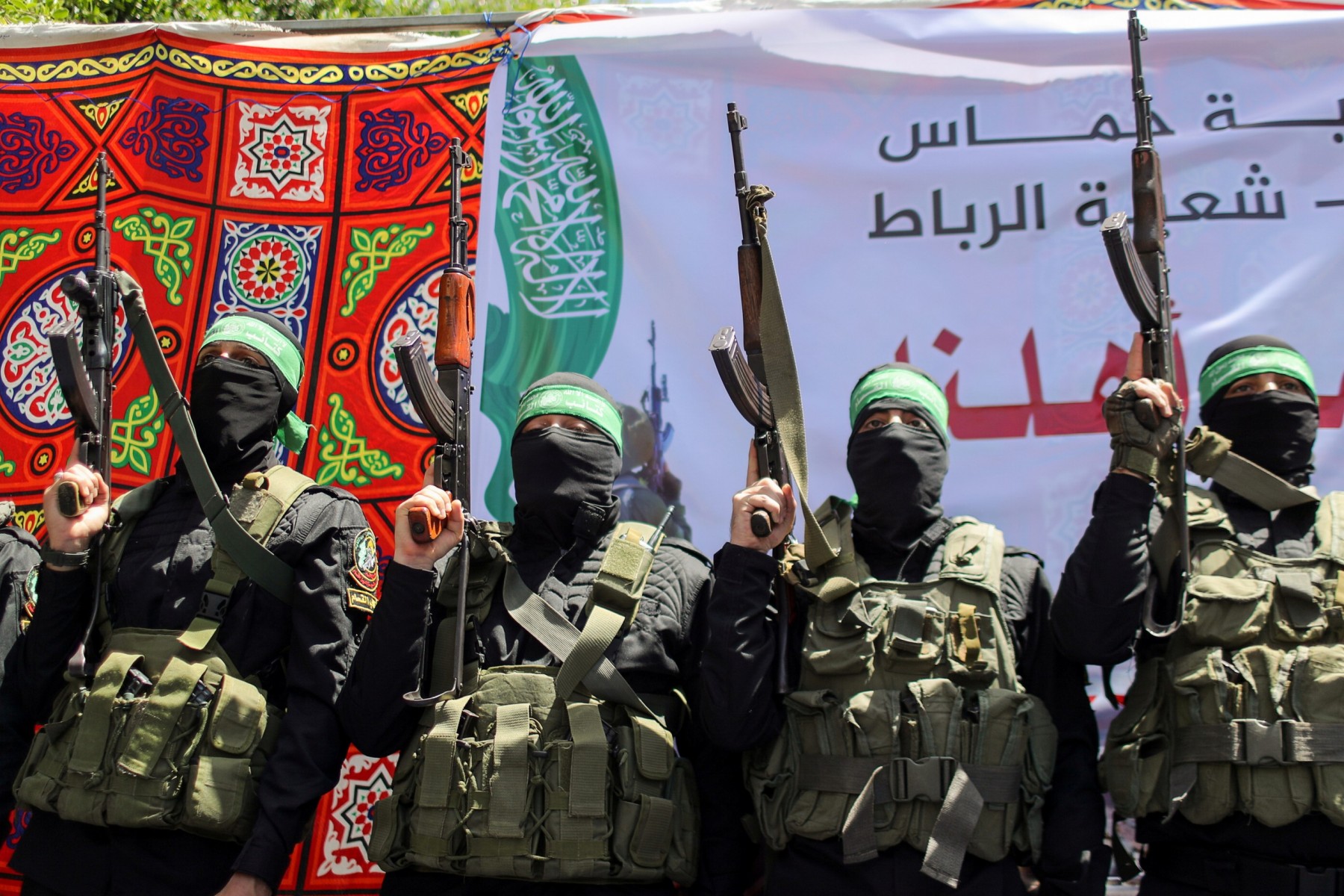 哈马斯最新交战画面！武装人员徒手将弹药放以军坦克上 跑回丛林后将其炸毁-千里眼视频-搜狐视频