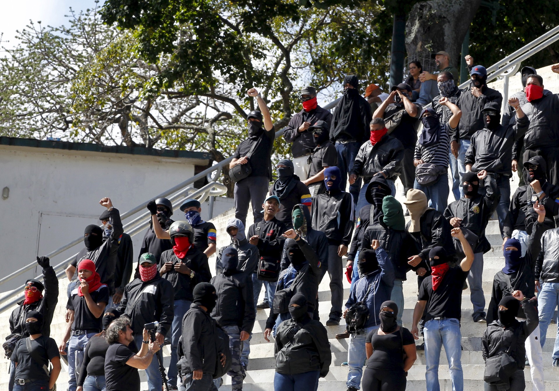 Народ в нападения. Венесуэла банды колективос. Венесуэла Каракас банды. Толпа Вооруженных людей. Толпа бандитов.